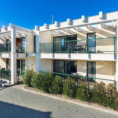 Queen Beach Apartments Nin Exteriör bild