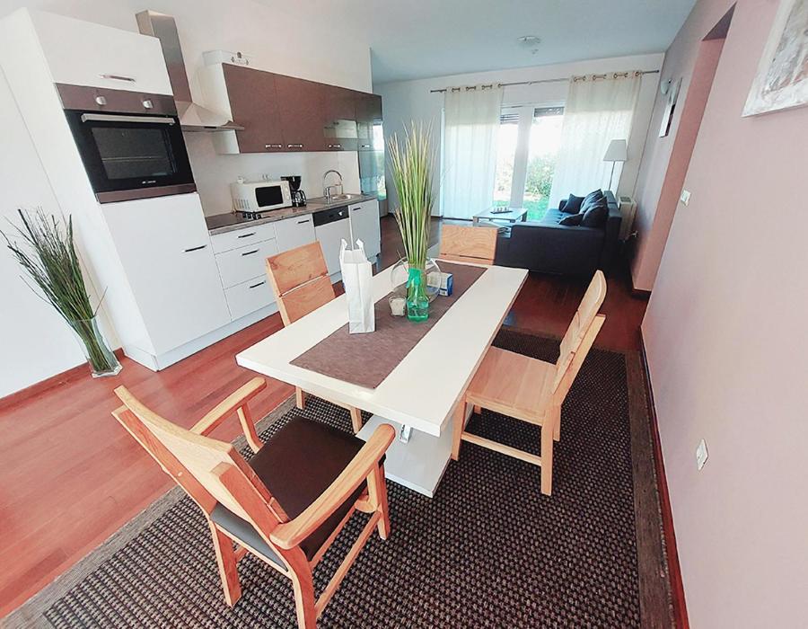Queen Beach Apartments Nin Exteriör bild