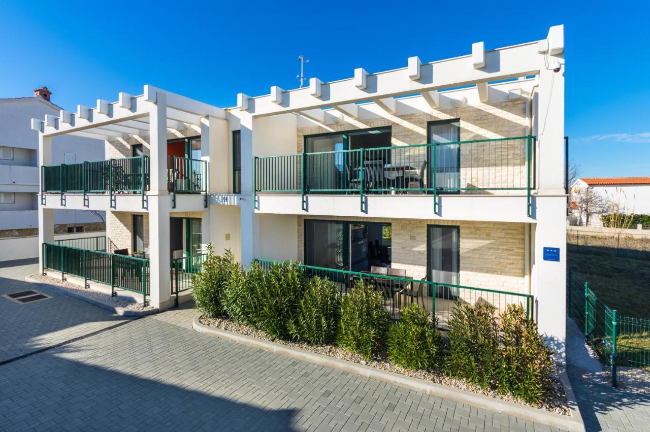 Queen Beach Apartments Nin Exteriör bild