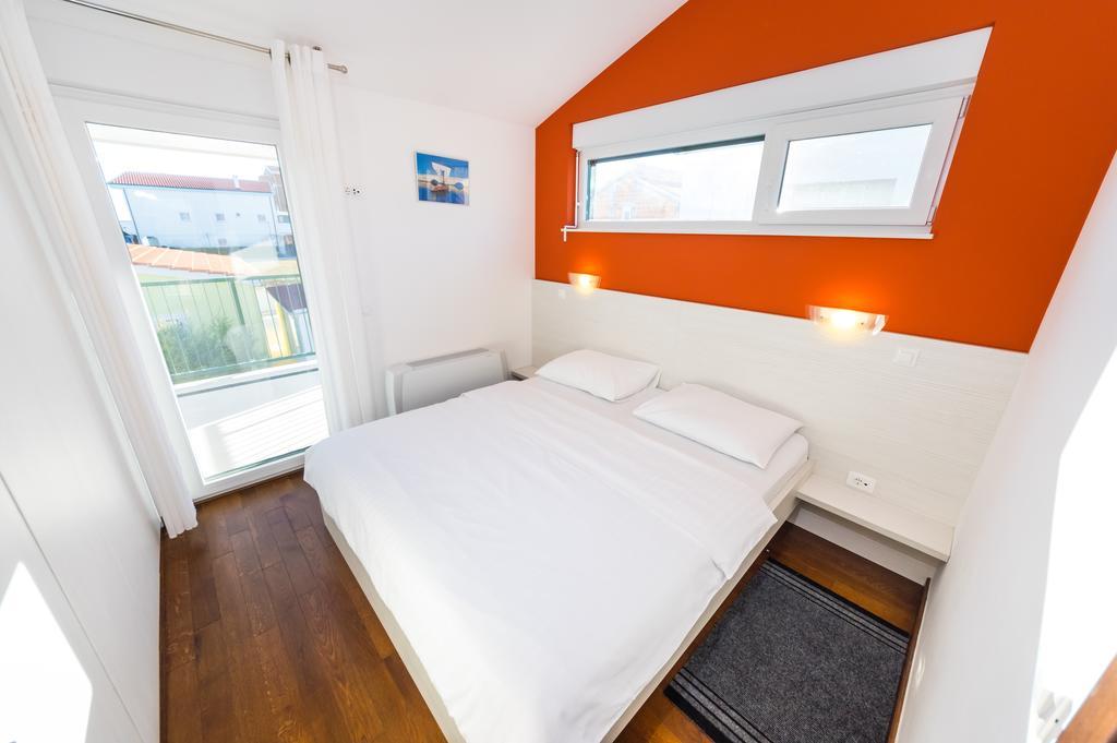 Queen Beach Apartments Nin Exteriör bild