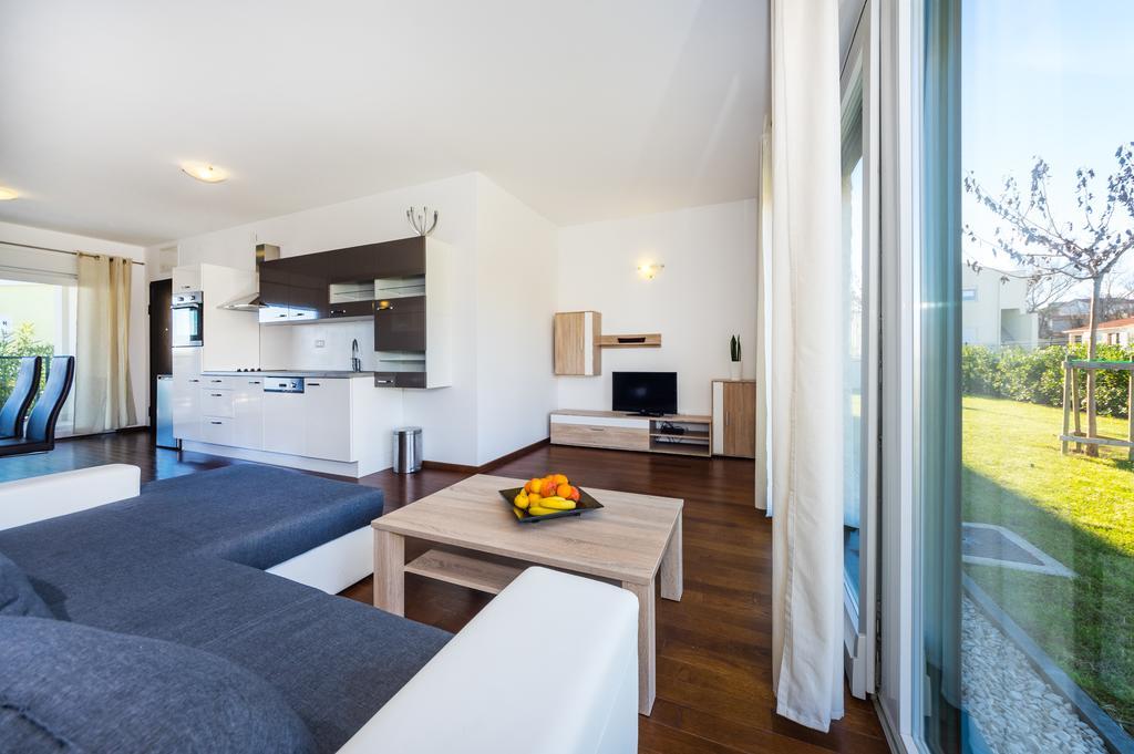 Queen Beach Apartments Nin Exteriör bild